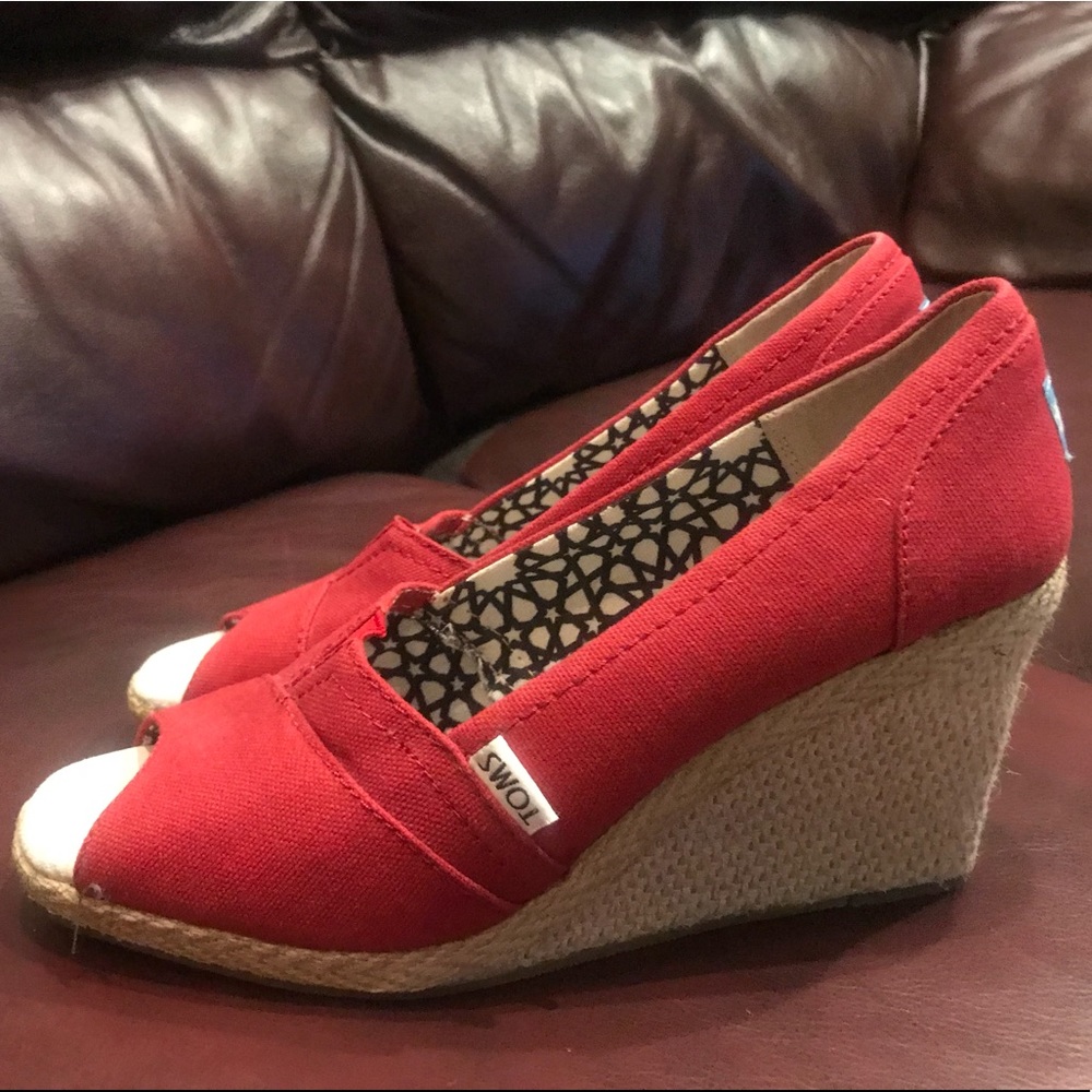 EUC 8.5 Red Toms Peep Toe Wedges